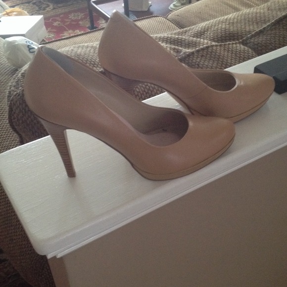 Gorgeous nude Nine West pump.
