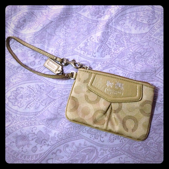 SOLD ON VINTED! Small coach wristlet