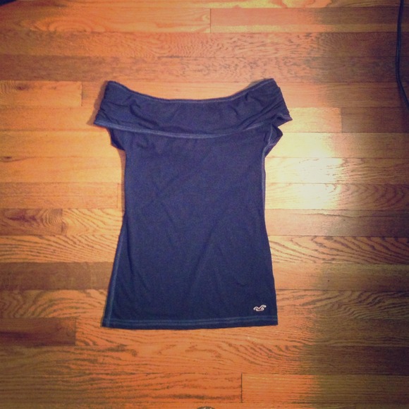 Hollister off the shoulder tee!