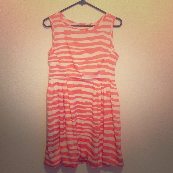 🎉3 FOR $10🎉Coral & White Dress - Picture 1 of 4