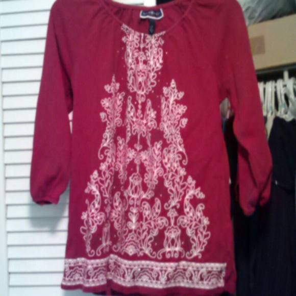 CLEARANCE 3/4 " sleeve red with white design