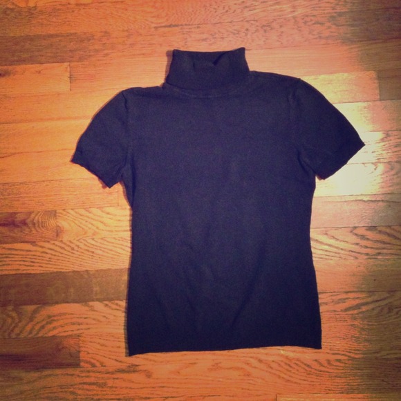 Short sleeve turtleneck New York & Company sweater