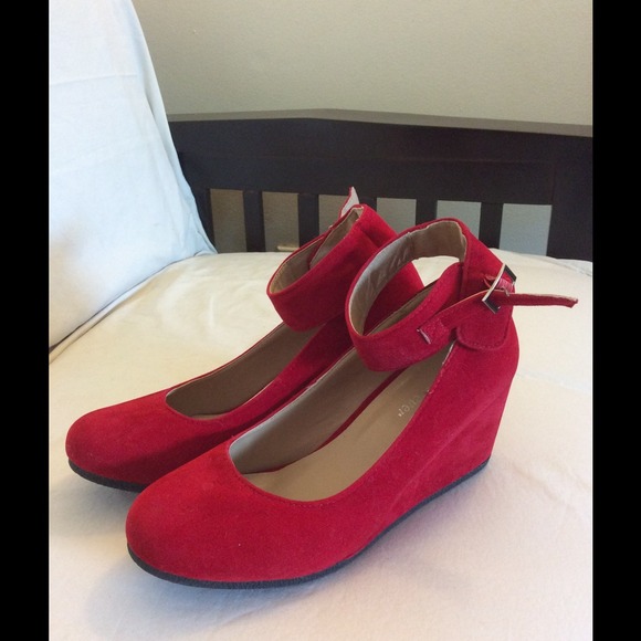 Wedges pumps red passion hold