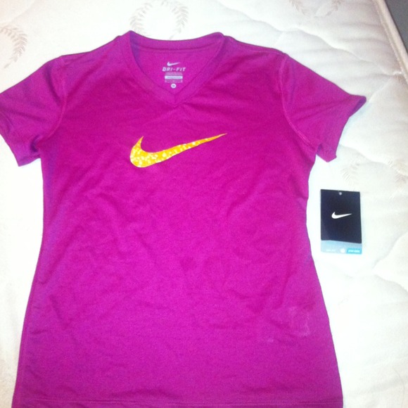 💘Nike Dri-Fit shirt in Fuchsia