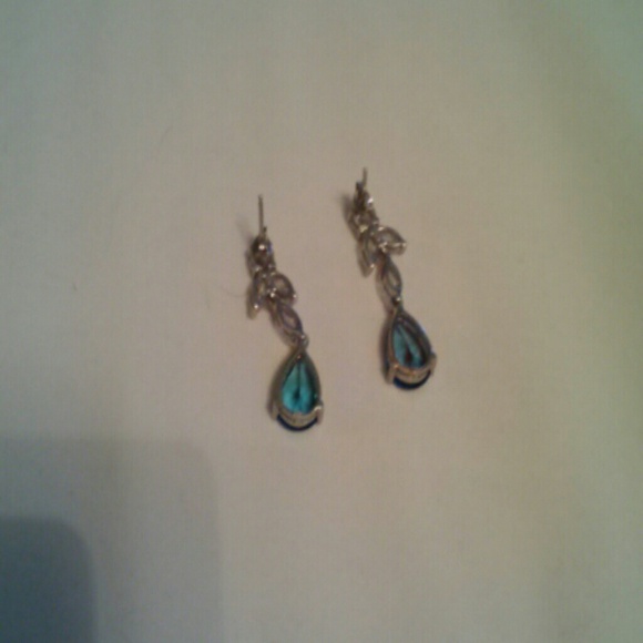 REDUCED! Earrings Great for a special occasion. - Picture 2 of 4