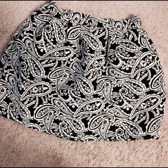 black and white Paisely bubble skirt - Picture 2 of 3