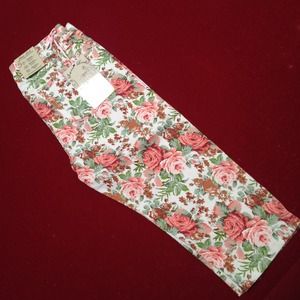 🌸 Floral Print Capris!! 🌸