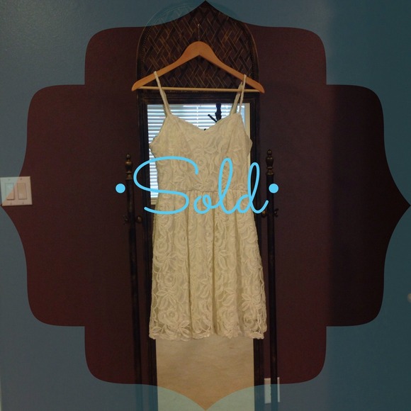 SOLD Adorable off-white Lace Skater - Picture 1 of 1