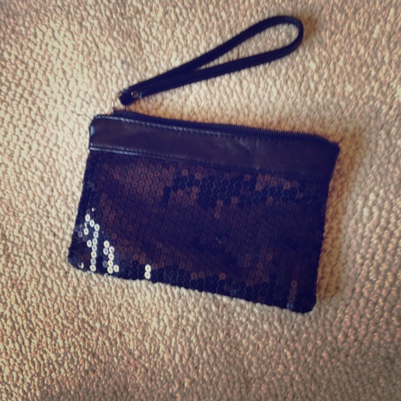 Sequence black clutch.