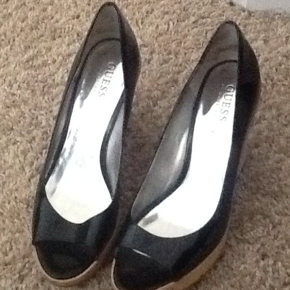 Guess size 8 black patent wedges