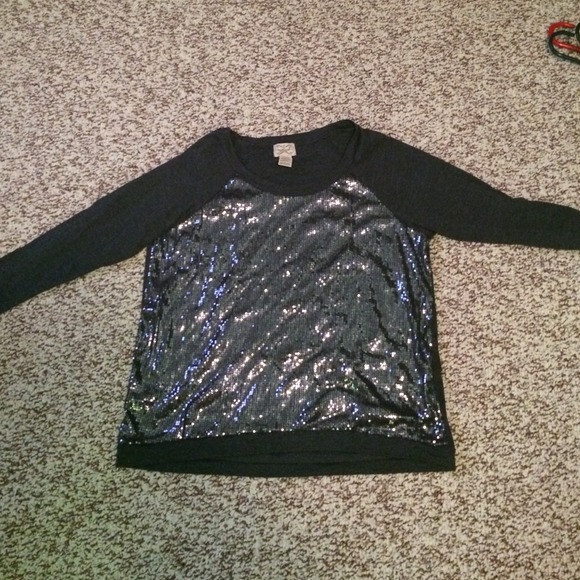 3/4 sleeved shirt with sparkle!