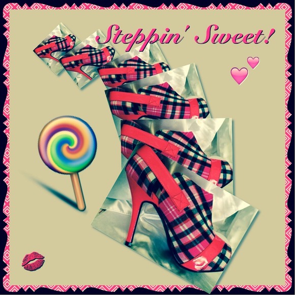 WILD ROSE Shoes - 🔻🎉50 Shades of Fashion 8/18🎉PLAID PEEP TOE NWOT