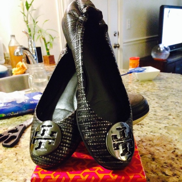 Authentic tory and burch flat shoes!