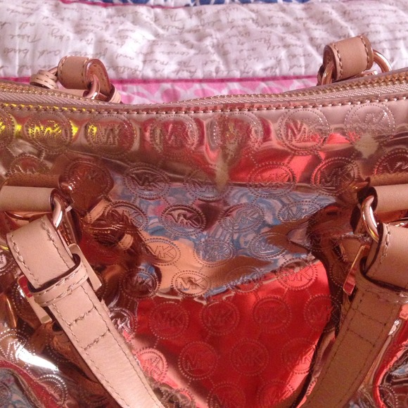 🚫SOLD🚫Large Michael Kors Rose Gold Bucket Bag - Picture 3 of 4