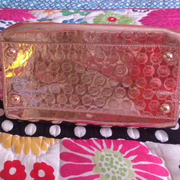 🚫SOLD🚫Large Michael Kors Rose Gold Bucket Bag - Picture 4 of 4