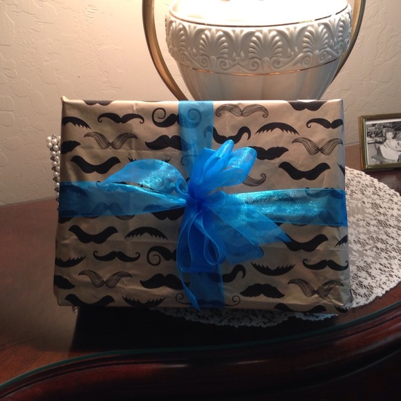 @vickyyliu Your package is on it's way! # poshlove