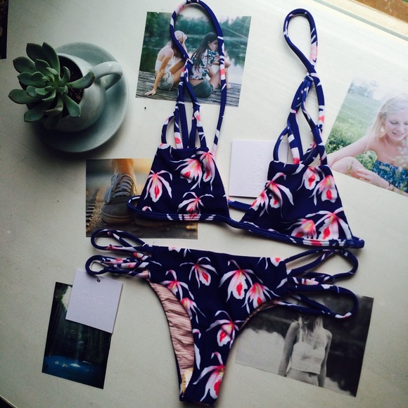 🚫SOLD🚫Acacia swimwear blue orchid Santorini top