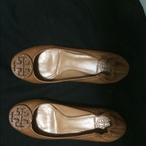 Tory burch Reva flats in tan pebble leather