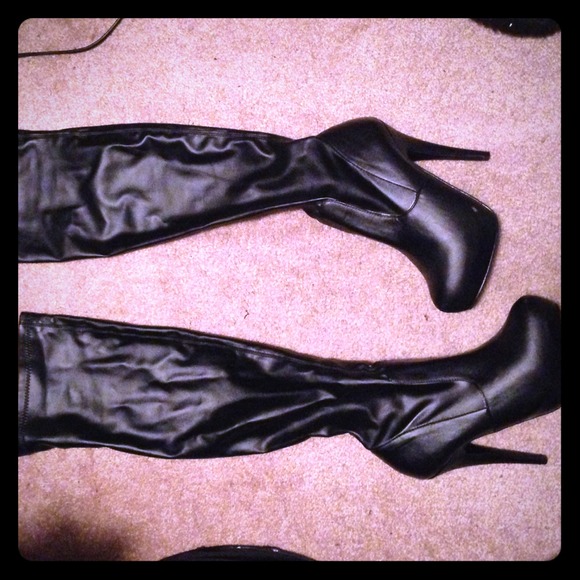 Sexy knee high black heels