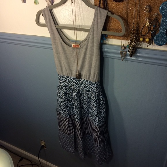 Blue and white pattern dress - Picture 2 of 3