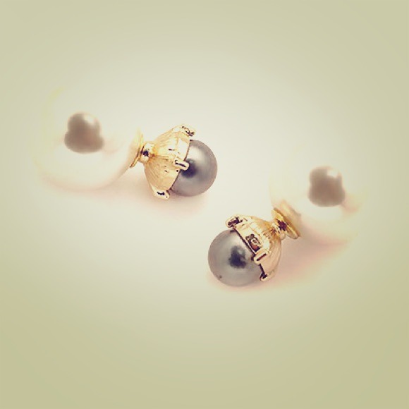 Jewelry - 🔴SOLD🔴Black & White Tribal Double Pearl Earrings
