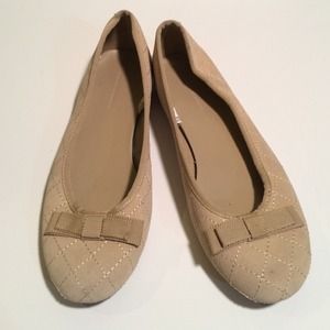 Nude flat shoes