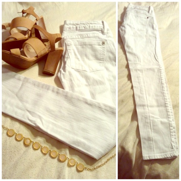 Closet staple- white Bullhead jeans!