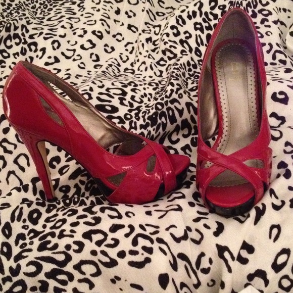 💥REDUCED💥Sexy shiny red Bakers heels