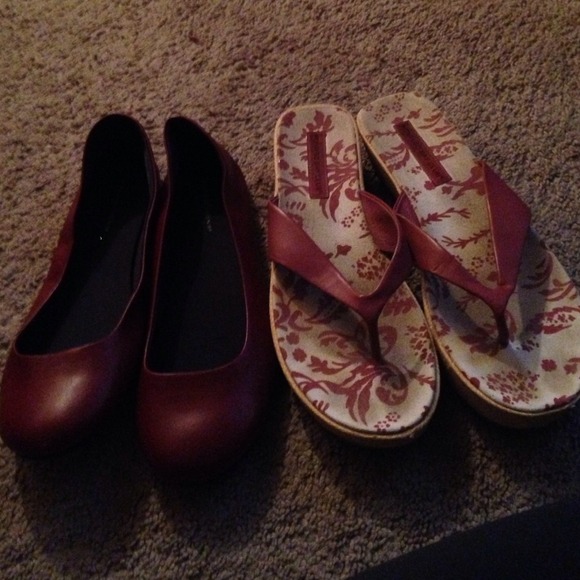 Flat shoes dark red and flip flops