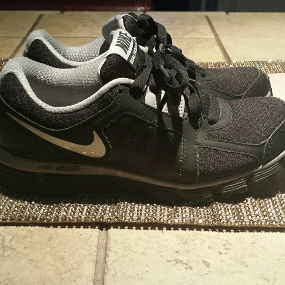 NIKE dual fusion shoes