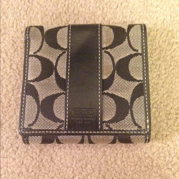 Coach wallet in printed signature fabric.