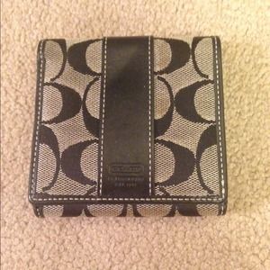 Coach wallet in printed signature fabric.
