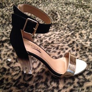 🆕NWOT Gold & black sandal with ombré heel