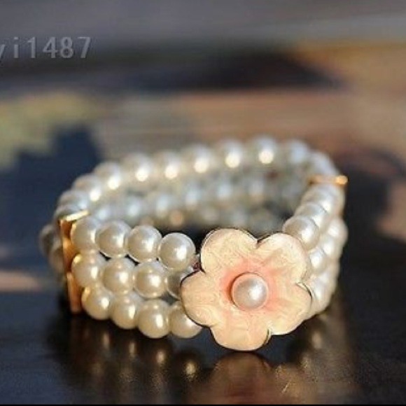 Jewelry - Pearl carved flower bracelet