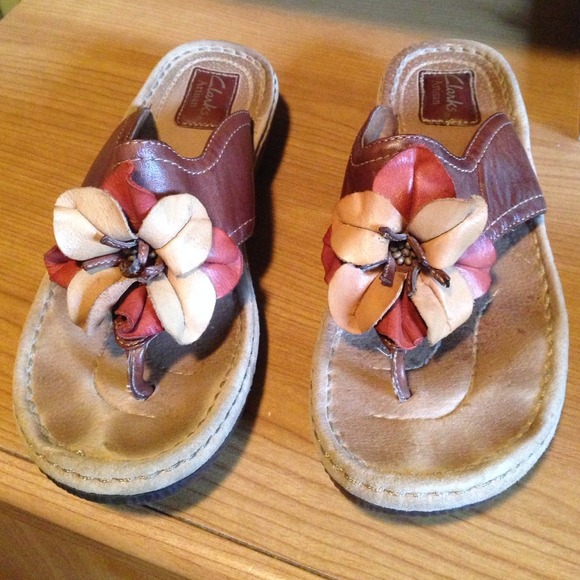 Women's Clark's Artisan shoes - size 9