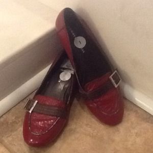 Size 7 Tommy Hilfiger brown and deep red flats