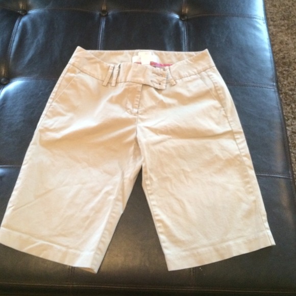 Khaki cropped pants