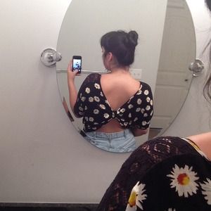 Bow back daisy print top