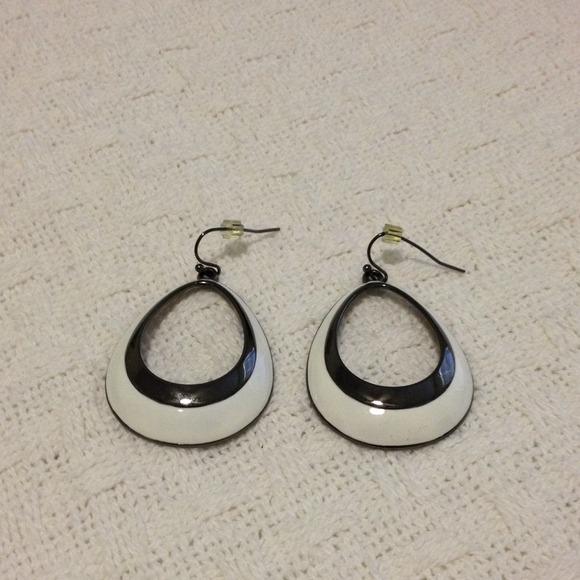 Retro inspired white/gunmetal dangle earrings