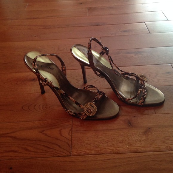 One O One heels - Picture 2 of 3
