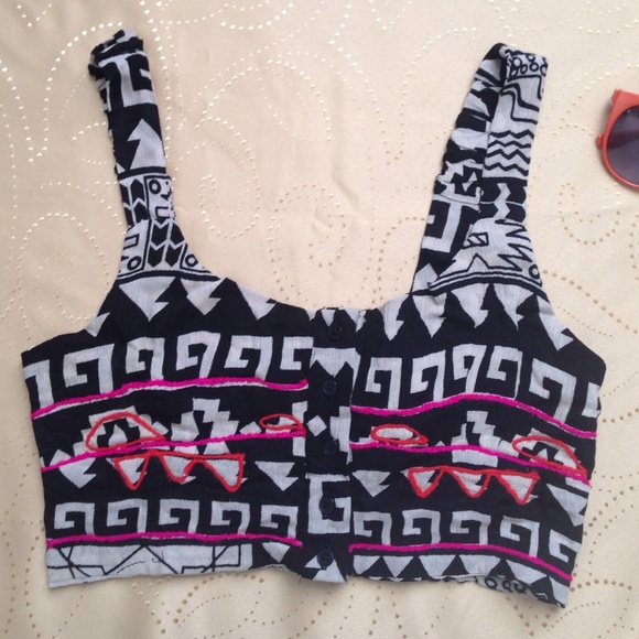 🚫SOLD🚫 Host Pick✨Cute Printed Cropped Top - Picture 2 of 4