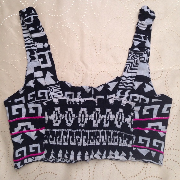 🚫SOLD🚫 Host Pick✨Cute Printed Cropped Top - Picture 3 of 4