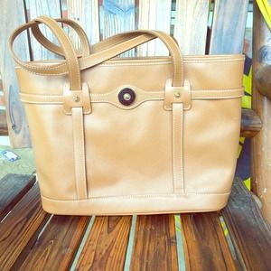 AUTHENTIC Tan Dooney and Bourke purse! 👜