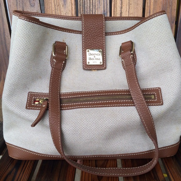 Dooney and Bourke bag with matching pouch!👝