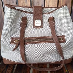 Dooney and Bourke bag with matching pouch!👝