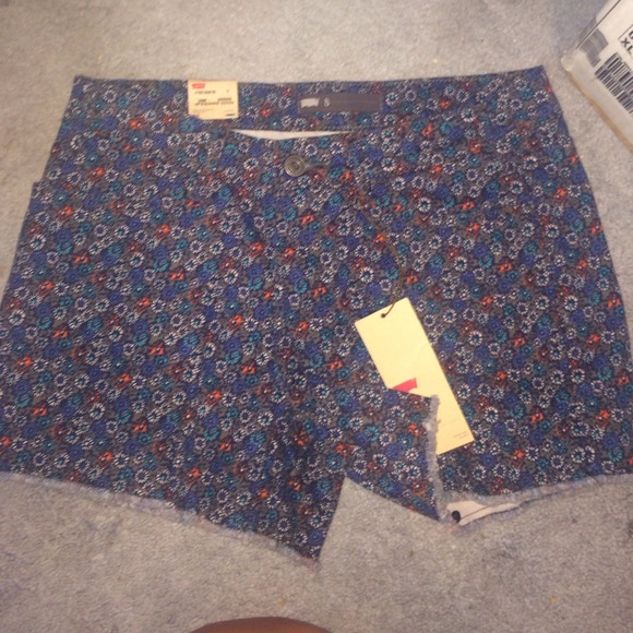FLASH SALE Floral Print Levi Shorts - Picture 1 of 4
