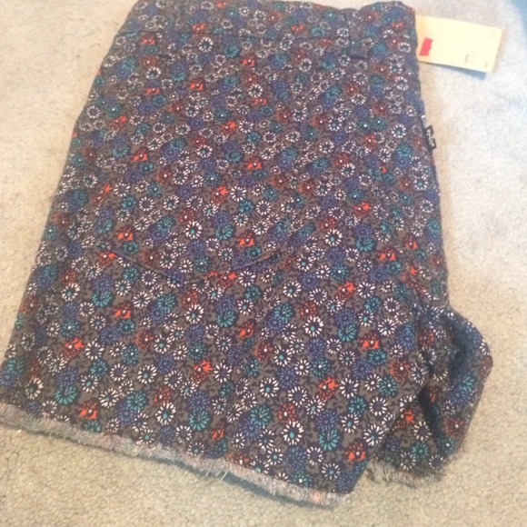 FLASH SALE Floral Print Levi Shorts - Picture 4 of 4
