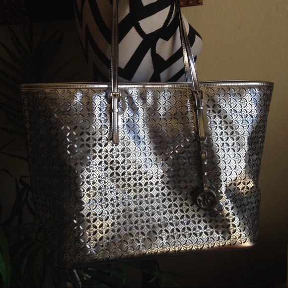 🚫SOLD LOCAL🚫Michael Kors Flower Perf Tote bag - Picture 4 of 4