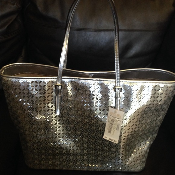 MICHAEL Michael Kors Handbags - 🚫SOLD LOCAL🚫Michael Kors Flower Perf Tote bag