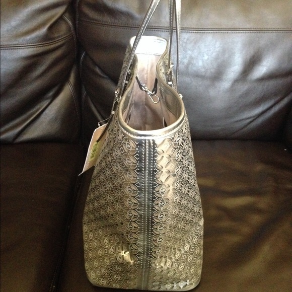 🚫SOLD LOCAL🚫Michael Kors Flower Perf Tote bag - Picture 2 of 4